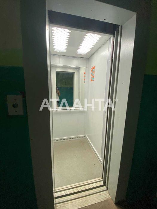 В продаже 3х комнатная с мебелью и техникой. Отличная локация.
