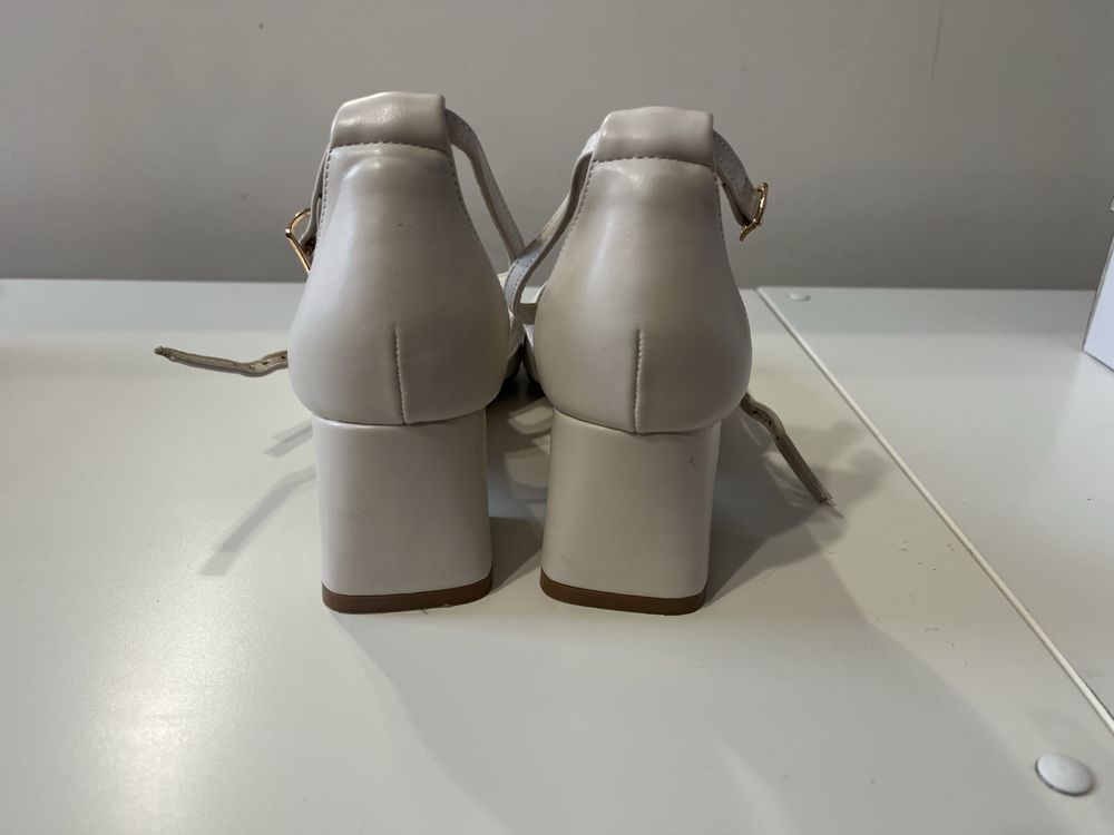 Buty ślubne sandałki na niskim obcasie czubek szpic roz. 37 goodin