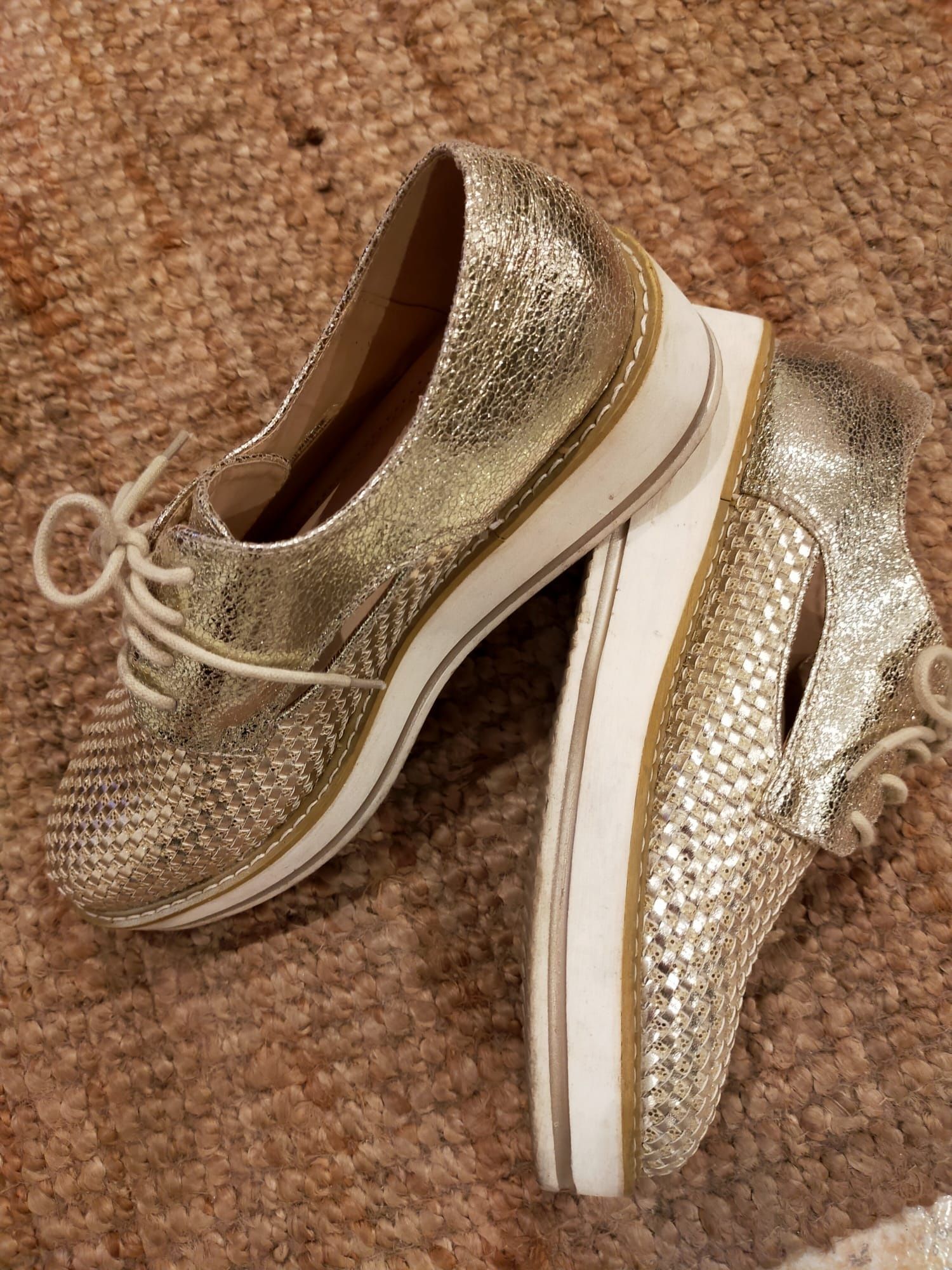 Vendo Sapatos em pele cor dourada
