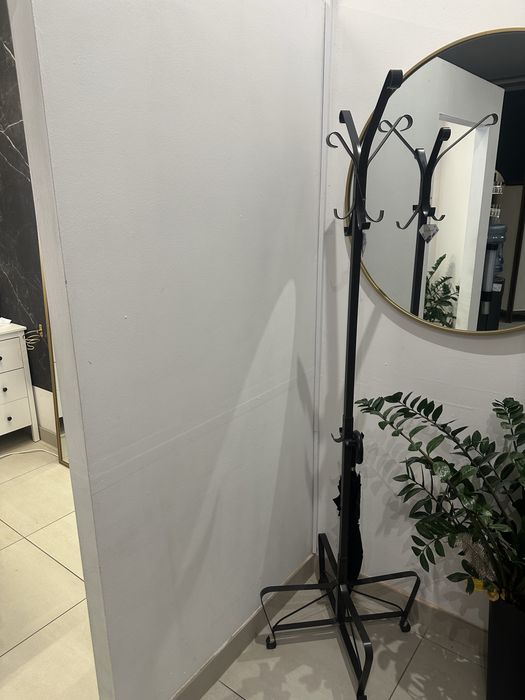 Wieszak stojący na kurtki