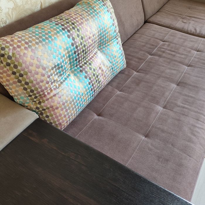 Кутовий диван для вітальні