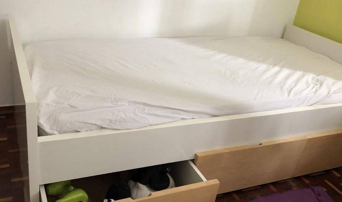 Cama individual com colchão e estrado