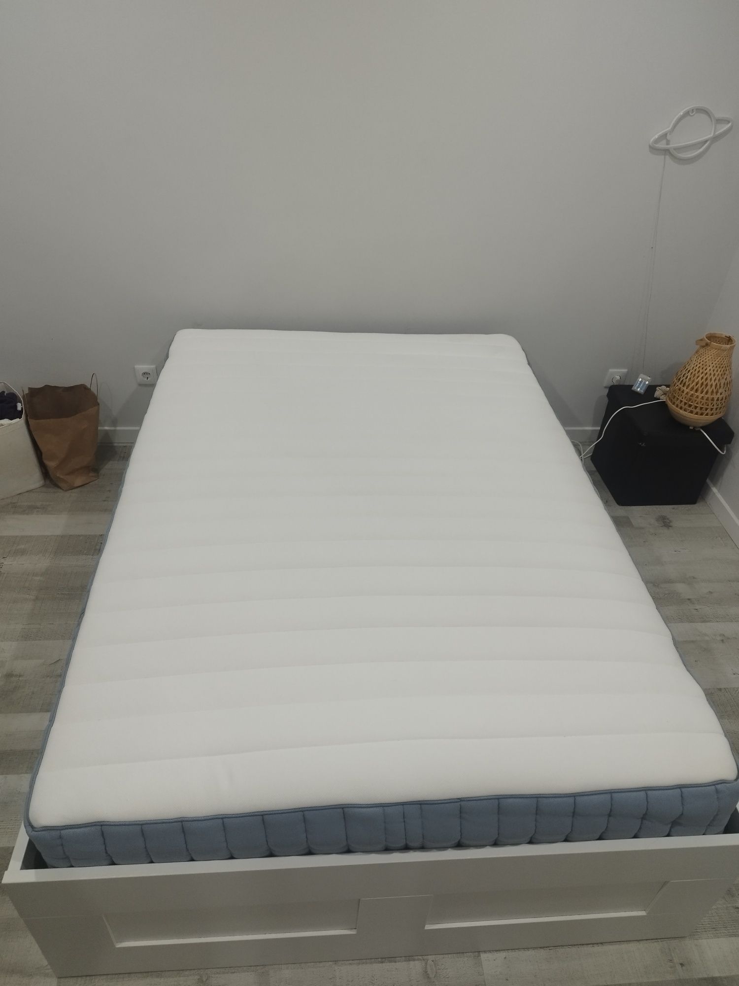 Cama com colchão 160x200 e quatro gavetas