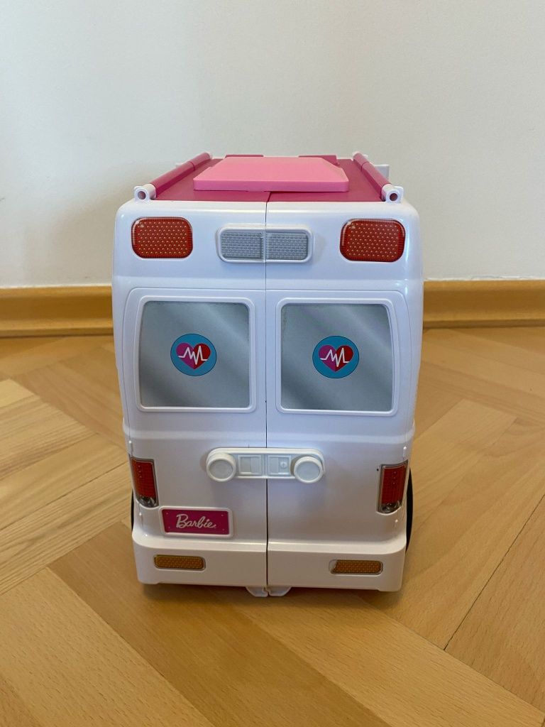 Karetka Barbie FRM 19 ze światłem i dźwiękiem Mattel mobilna klinika