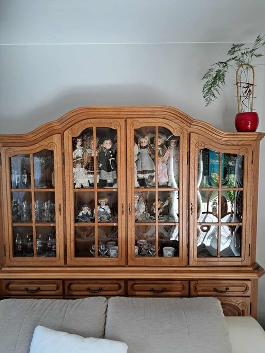 Witryna dębowa z podświetleniem