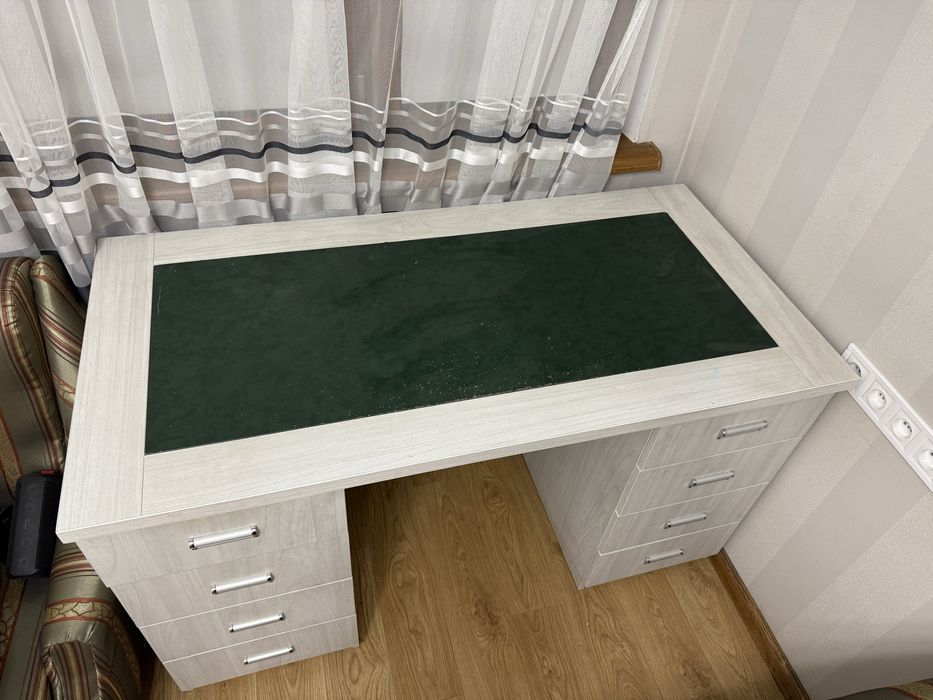 Письмовий стіл в гарному стані