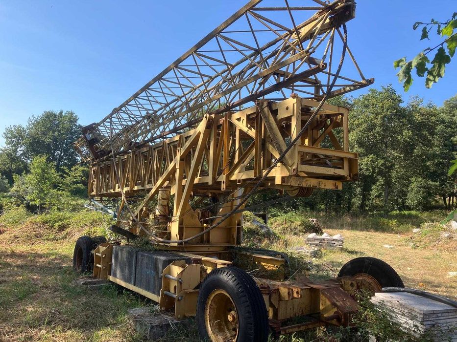 •	Grua Automontante Potain 215B