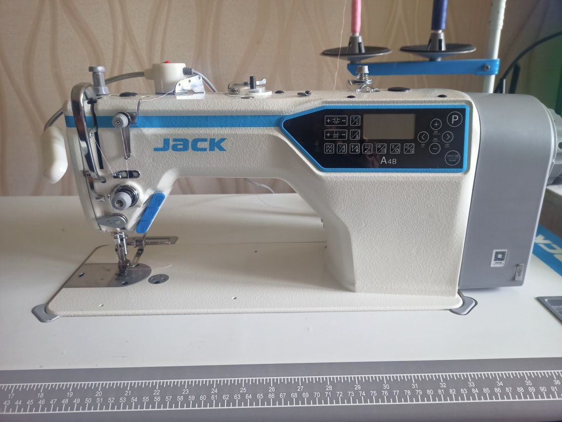 Продам швейну машинку Jack  A4b