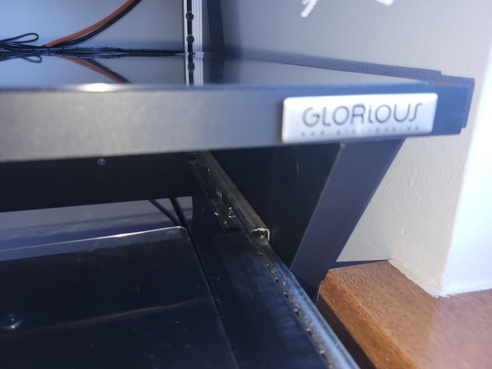 Glorious Sound Desk Pro – profesjonalne biurko studyjne jak NOWE
