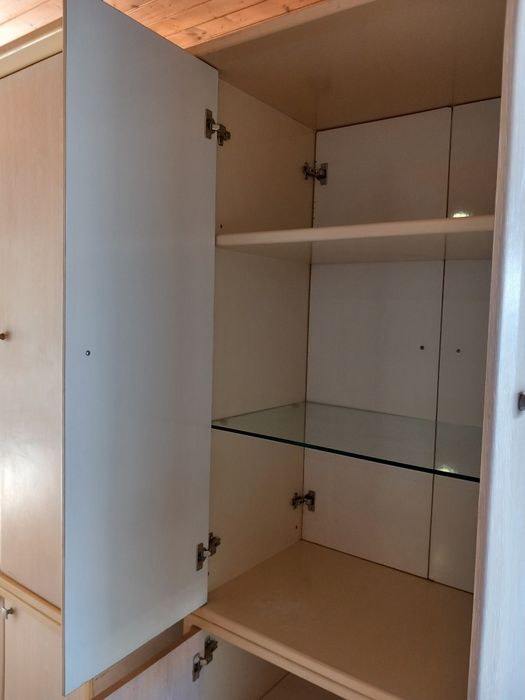 Estante com prateleiras de madeira e vidro