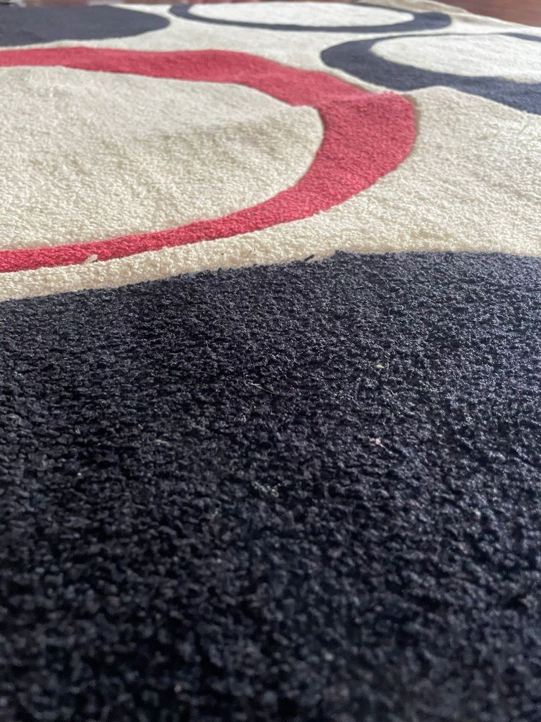 Tapete com círculos pretos e vermelhos