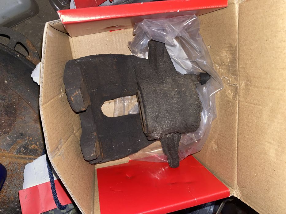 Супорт передний Toyota avensis t25