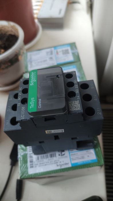 Контактор Schneider Electric LC1D38