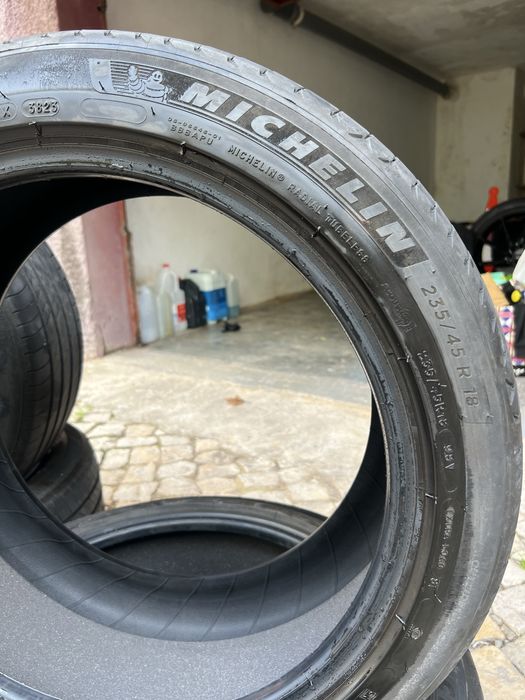 Pneus Michelin 235/45/18 98V