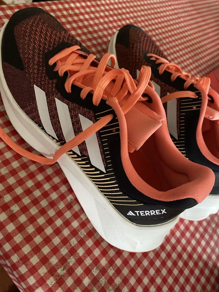 Tenis adidas terrex novos