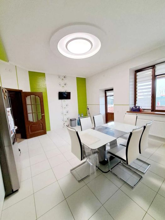 Продам сучасний будинок 350 м2 з меблями та технікою в Підгайцях.