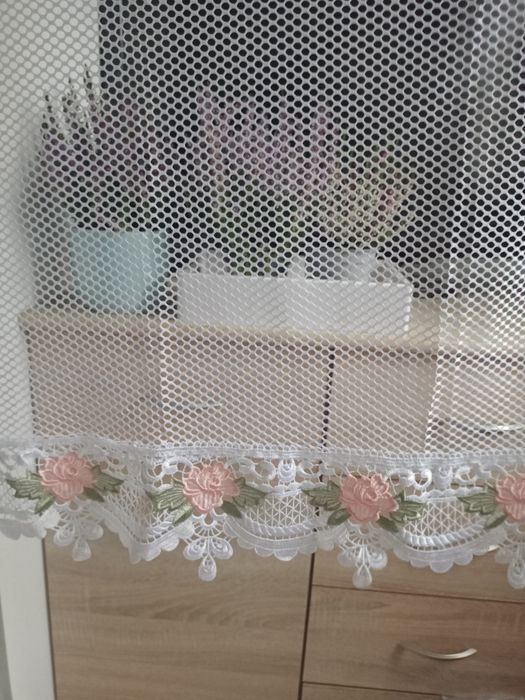 Biała firanka z różyczkami