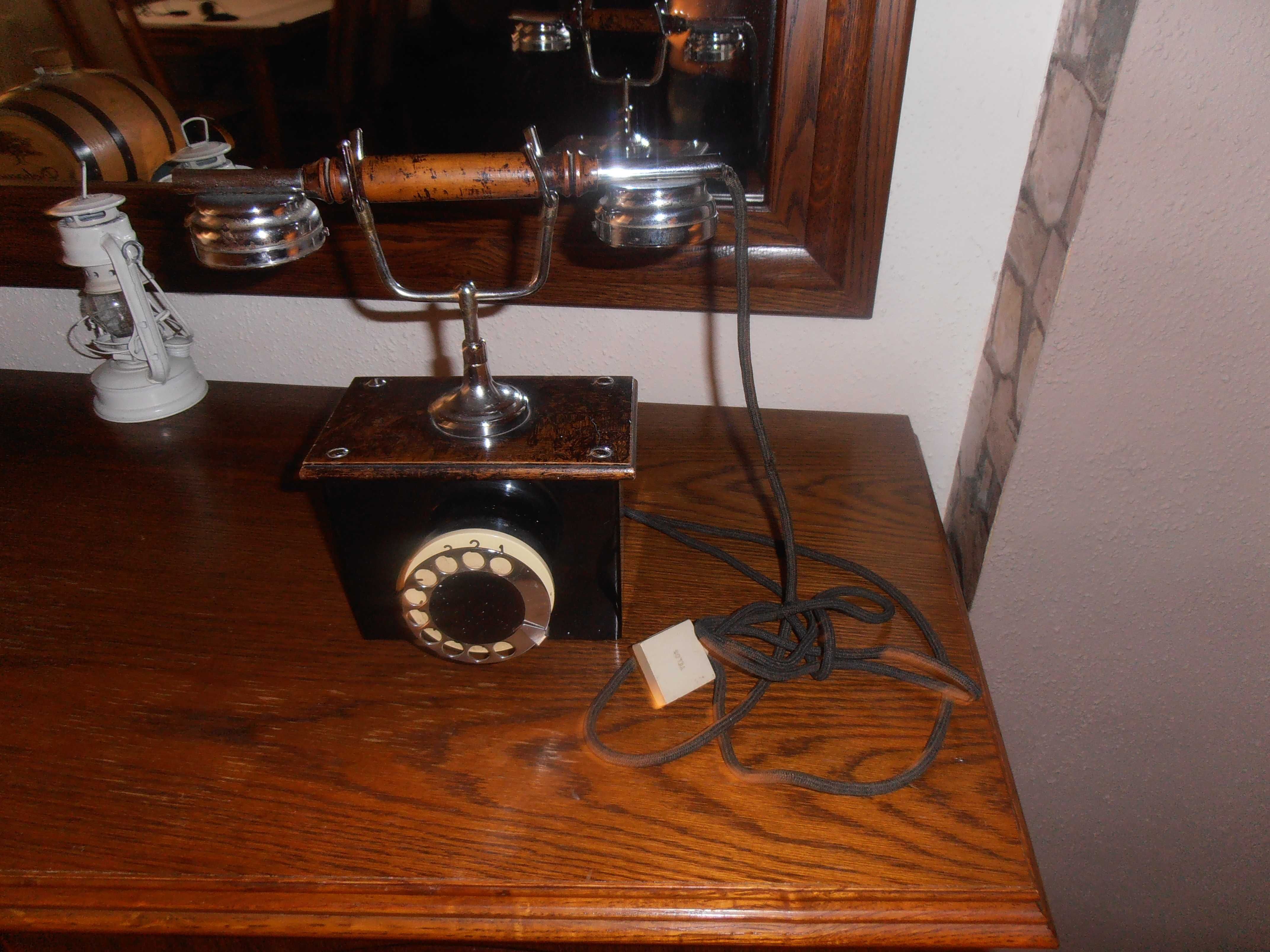Stary zabytkowy telefon
