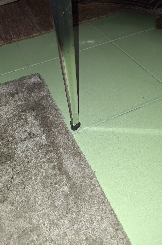 Mesa quadrada de vidro e pés de metal