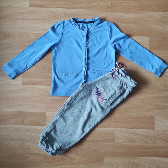 Spodnie dresowe i sweterek dla dziewczynki rozmiar 104