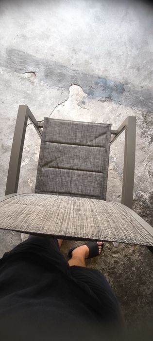 Cadeira cinzenta exterior