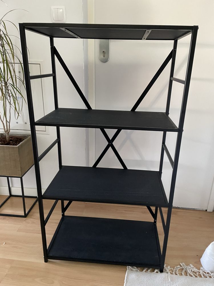 Estante preta CASA