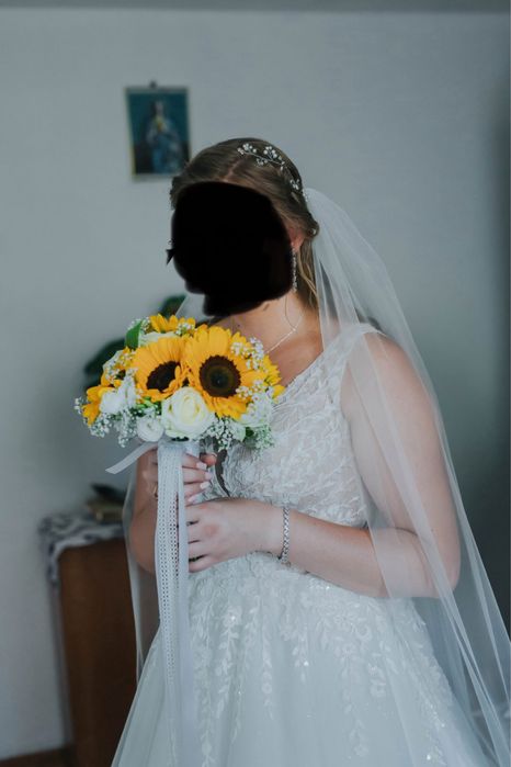 Suknia ślubna brokatowa