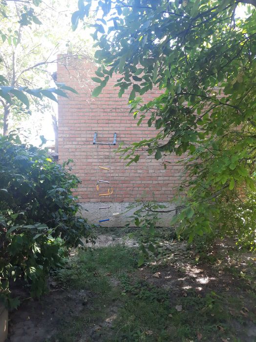 Продаж частини будинку з окремим двором,землею та зручностями.