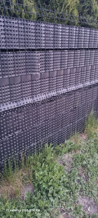 Tasma ogrodzeniowa z foli kubełkowej grubej całość około 18metrow