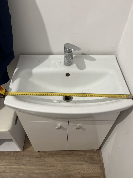 Umywalka, kran, i szafka