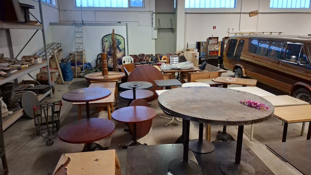 Stare stoły z nogami żeliwnymi