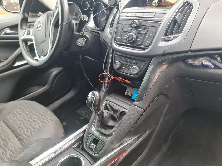 Opel Zafira c 2014 1.6b 8000$