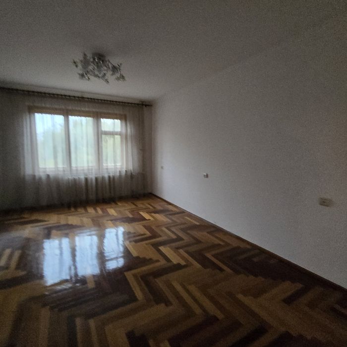 ДОБРОТНА 3 кімнатна квартира біля торгового центру