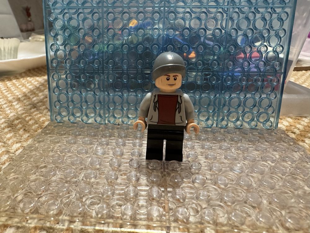 Figurka lego Jurassic world Guard
