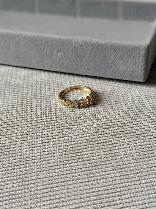 Złoty pierścionek z plecionym wzorem i białym złotem