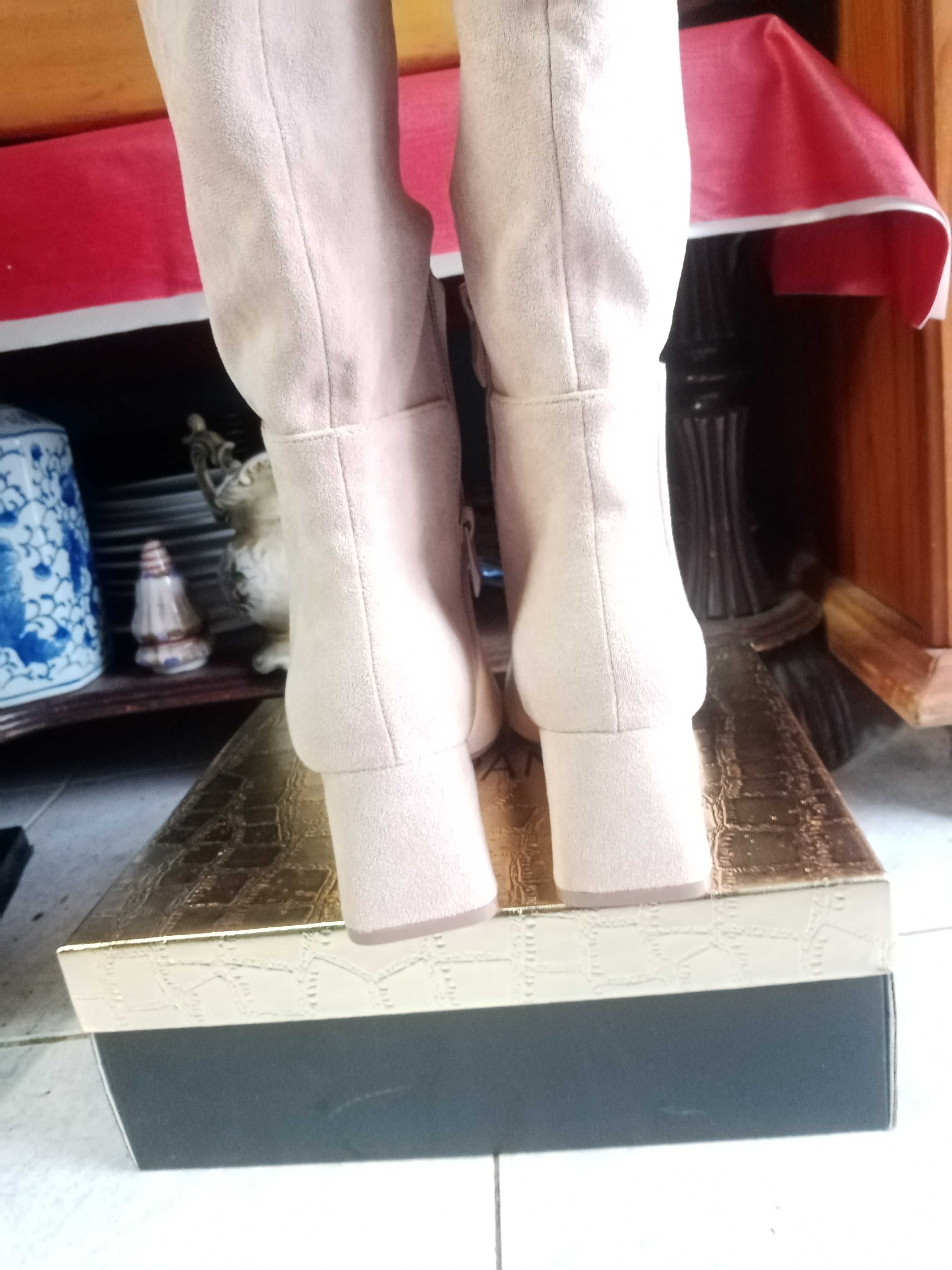 Botas altas em pele nobuko,  cor nude