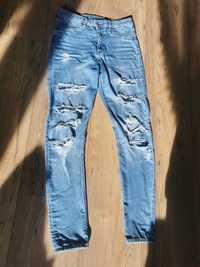 Spodnie jeansy z dziurami