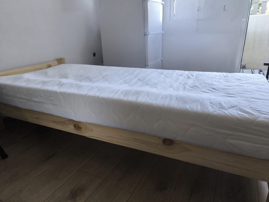 łóżko i materacem