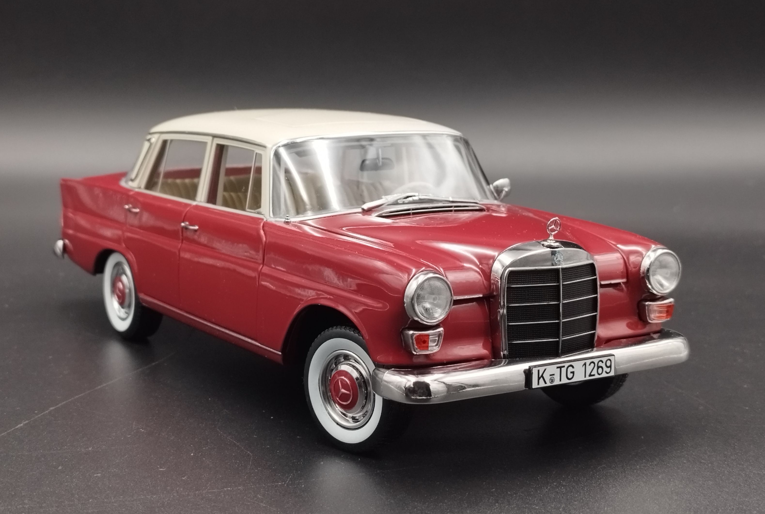 1:18 Norev 1966 Mercedes-Benz 200  W110 Model Nowy