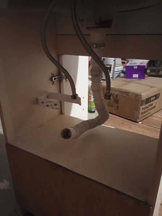 Umywalka z szafka i baterią