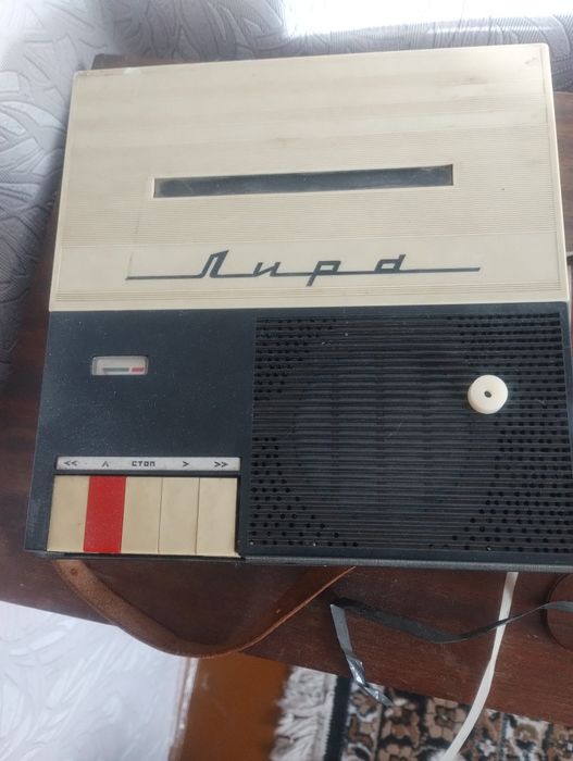Продам магнитофон "Лира"