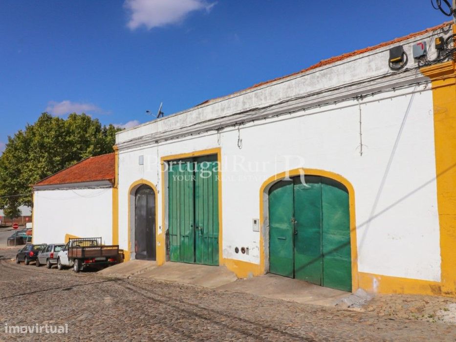 Edifício industrial na zona histórica de Montemor-o-Novo
