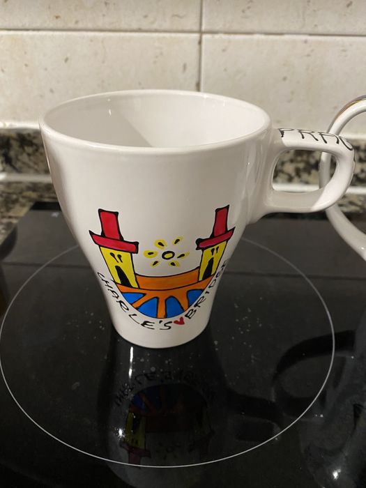 Canecas diversas e tigelas