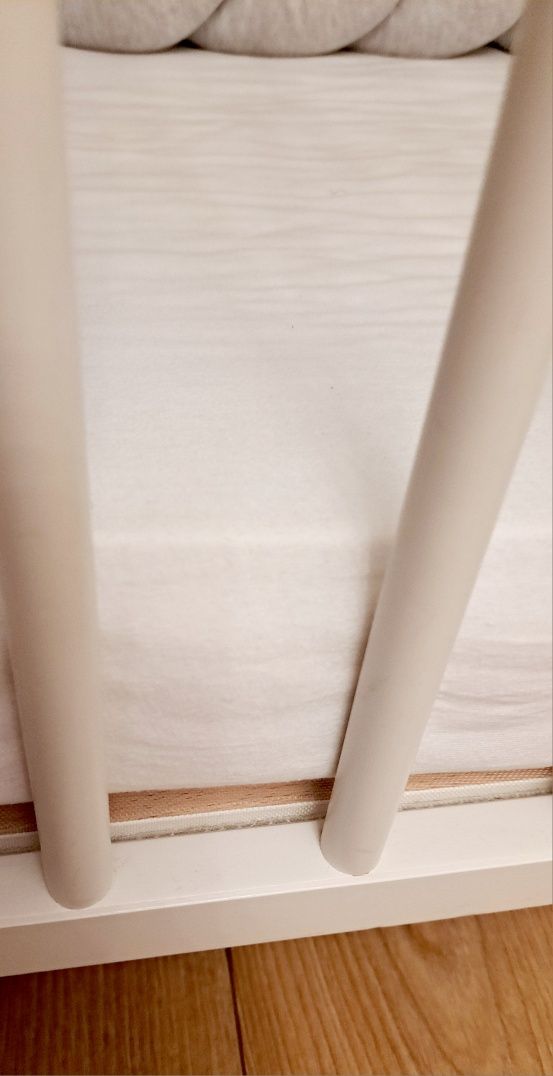Łóżeczko drewniane szczebelki Ikea materac ochraniacz warkocz