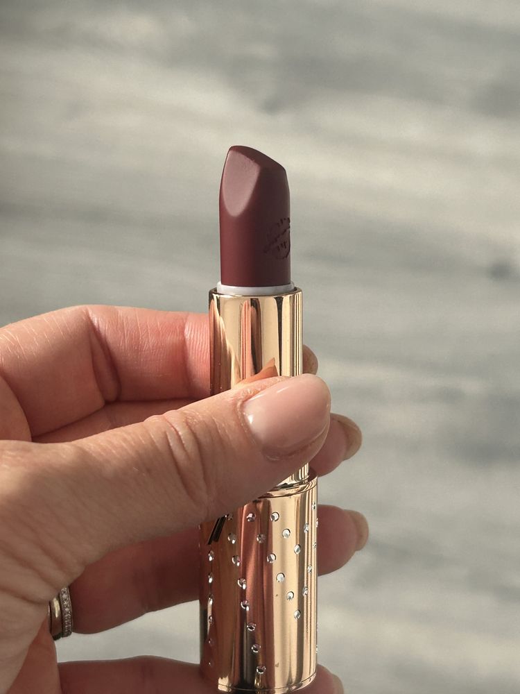 Szminka pomadka matująca coronation red Charlotte Tilbury limitowana