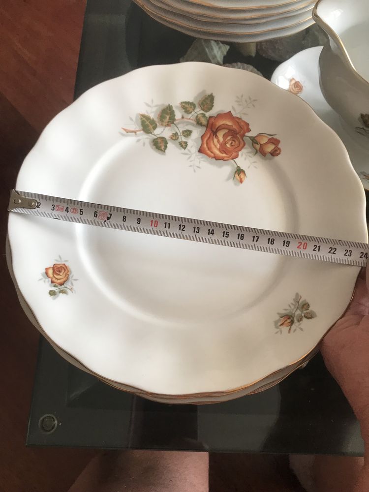 Продам столовый и чайный сервиз ( неполный)  . Польша