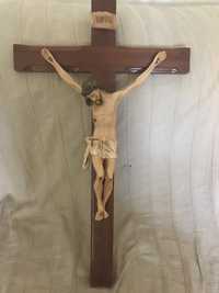 Crucifixo em madeira com Cristo em marfinite