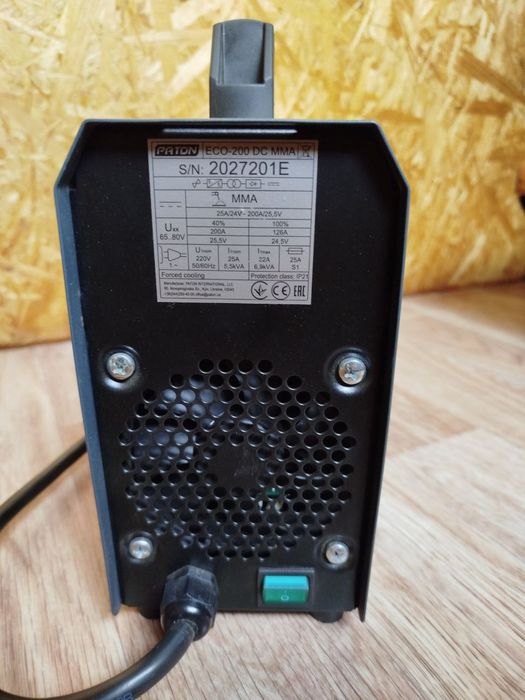 Продам инверторный сварочный аппарат ПАТОН НКО - 200 + маска хамелеон