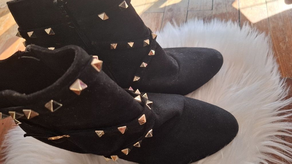 Botinha  preta com detalhes dourado