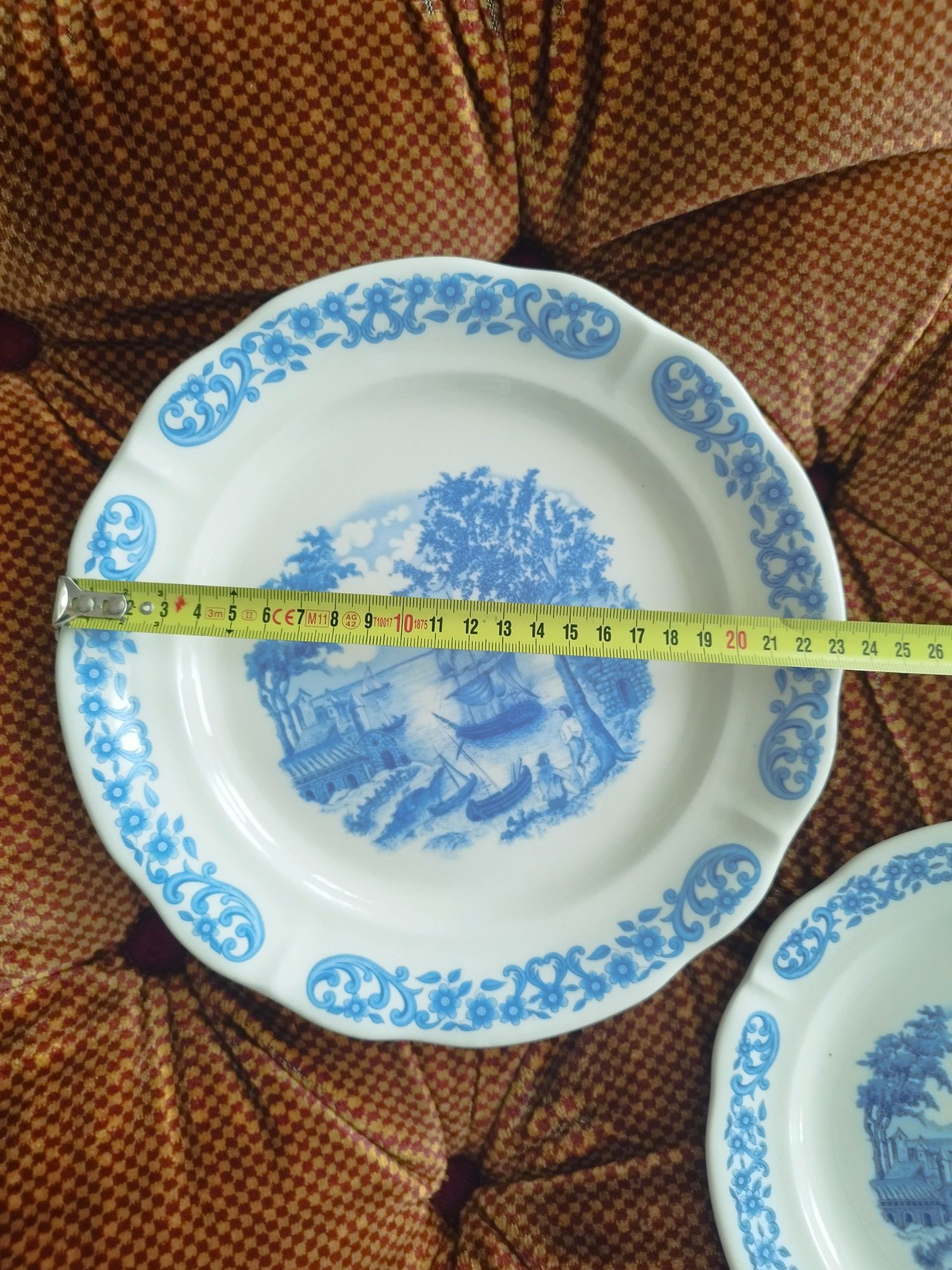 Pratos antigos de porcelana da Fábrica de Loiça de Sacavém